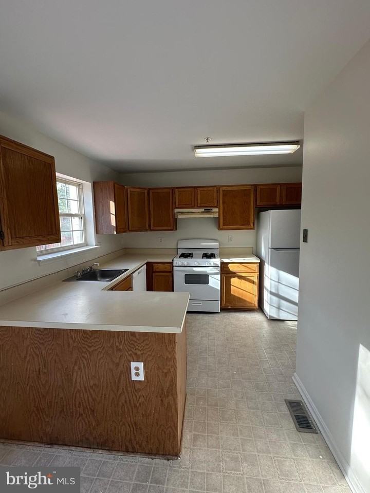 4908 Lockard Dr - Photo 6 of 25