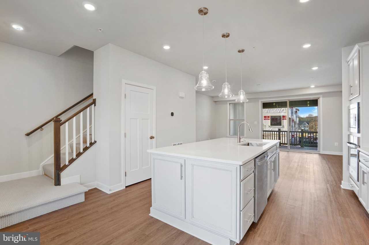 6004 Stoneroller St - Photo 4 of 37