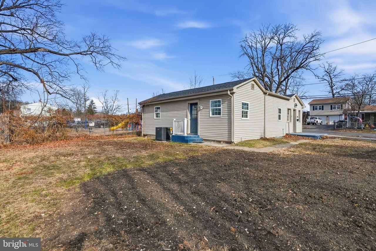 1942 Ford Rd - Photo 3 of 25