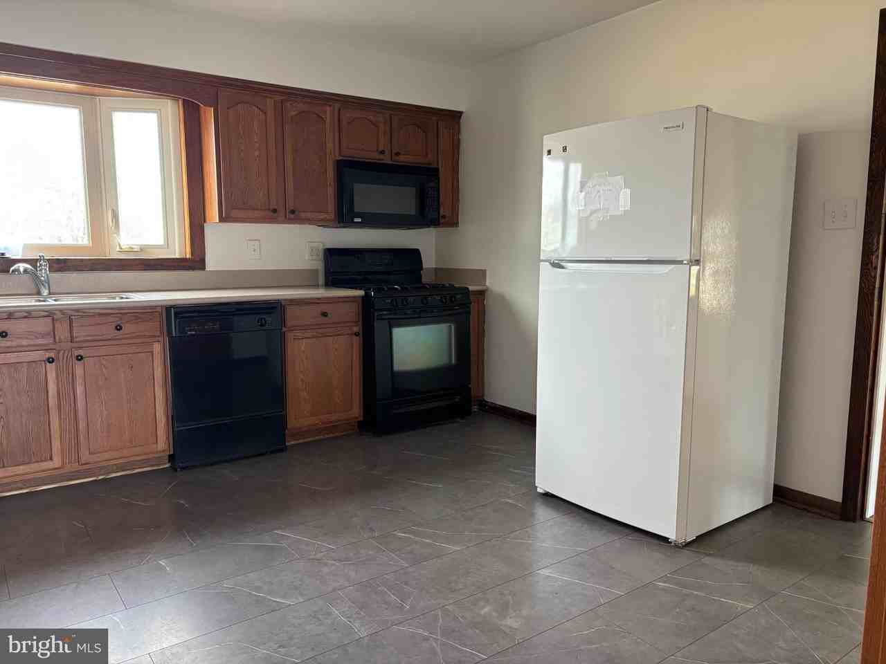 8105 Winchester Ave - Photo 6 of 16