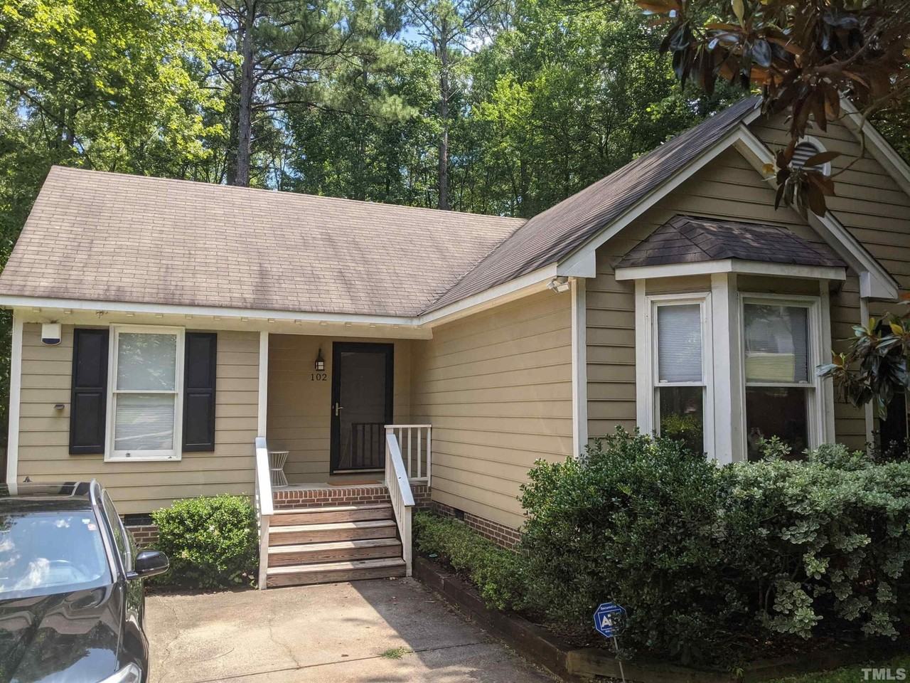 102 Carrousel Ln - Photo 2 of 26