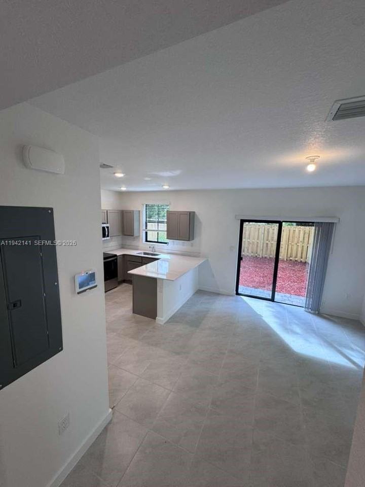 1549 Ne 3rd Ave - Photo 5 of 8