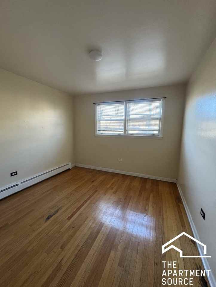 7528 N Claremont Ave #2 - Photo 6 of 11