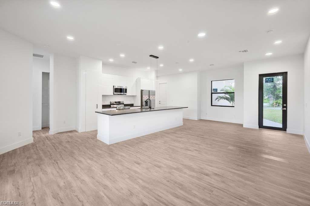 812 Homestead Rd S - Photo 2 of 8