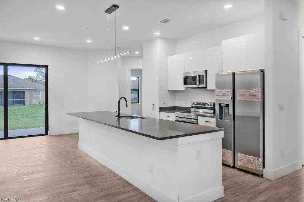 812 Homestead Rd S - Photo 3 of 8