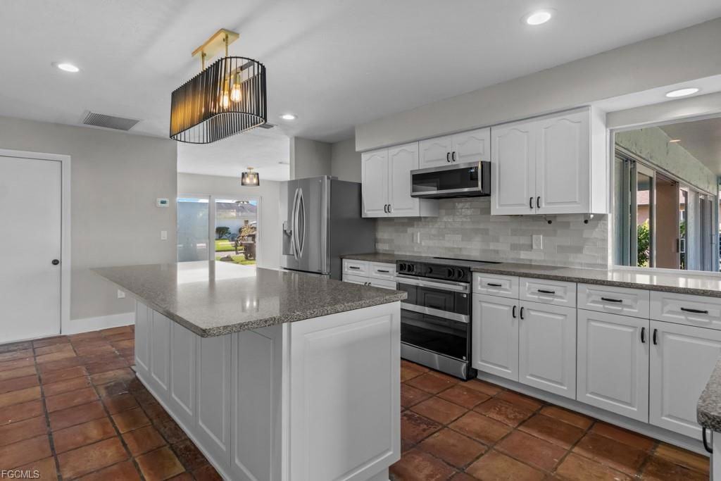 1384 Burgundy Dr - Photo 3 of 8