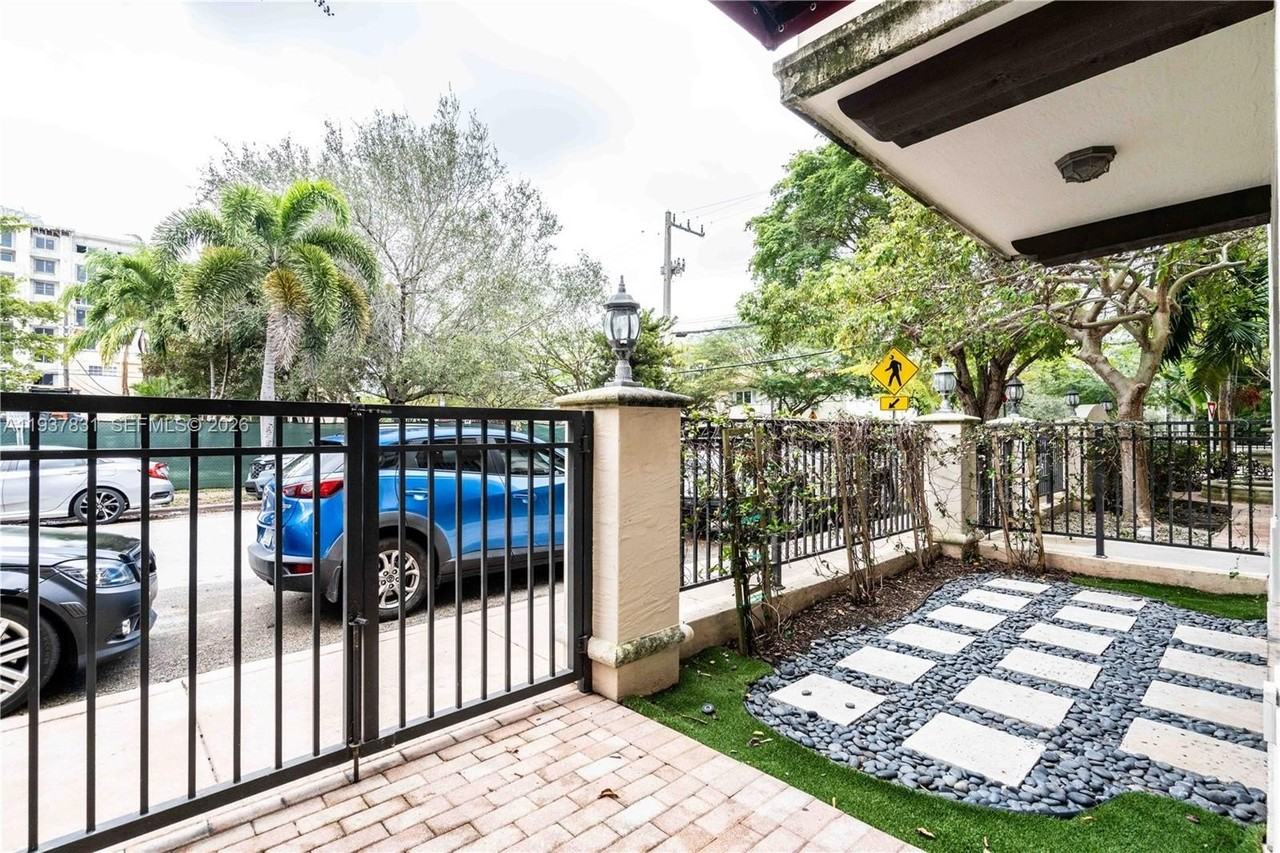 300 Majorca Ave - Photo 4 of 36