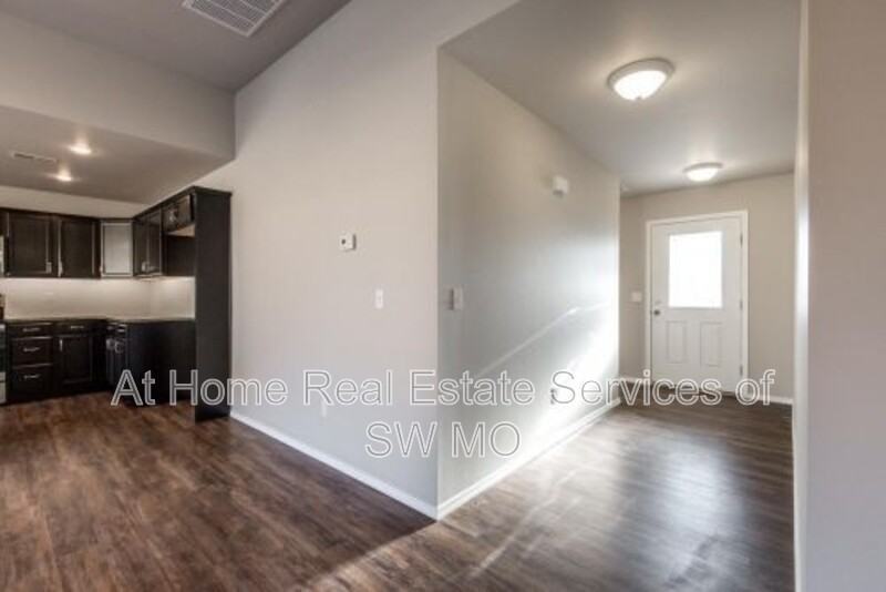 3132 N Oakland Ave - Photo 2 of 23