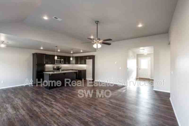 3132 N Oakland Ave - Photo 4 of 23