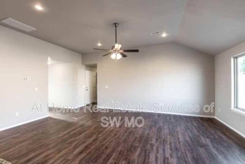 3132 N Oakland Ave - Photo 5 of 23