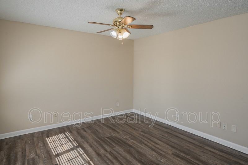 3330 Meridian St N #205 - Photo 5 of 26