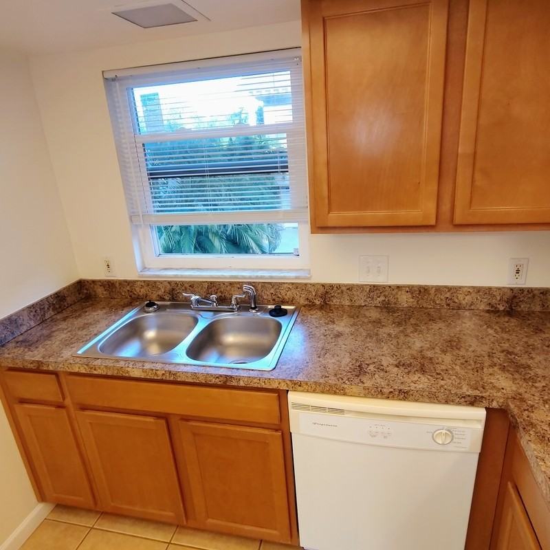 2820 Dupont St S #201 - Photo 4 of 12