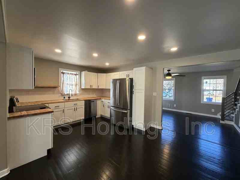 131 Oregon Ave - Photo 2 of 16