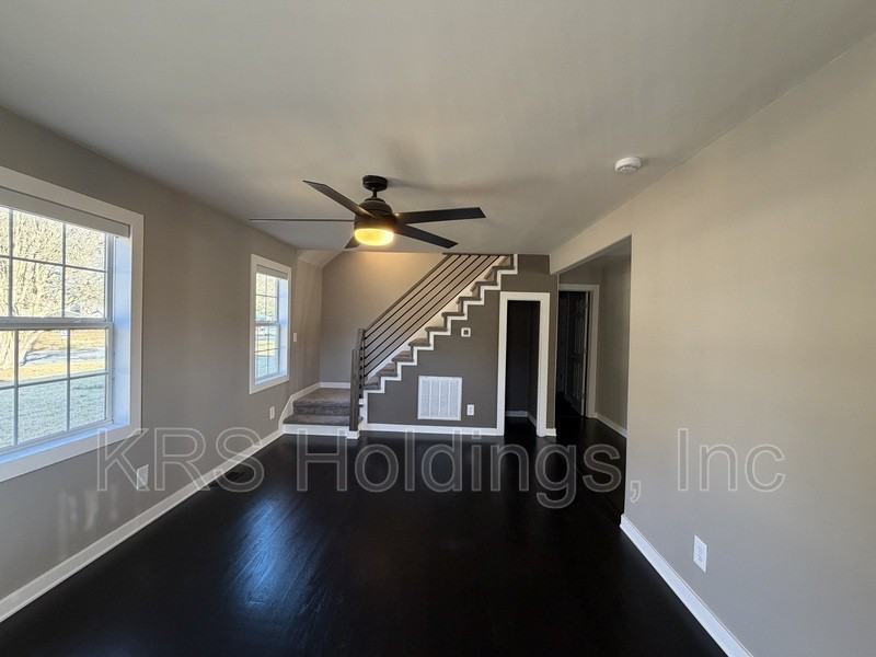 131 Oregon Ave - Photo 4 of 16