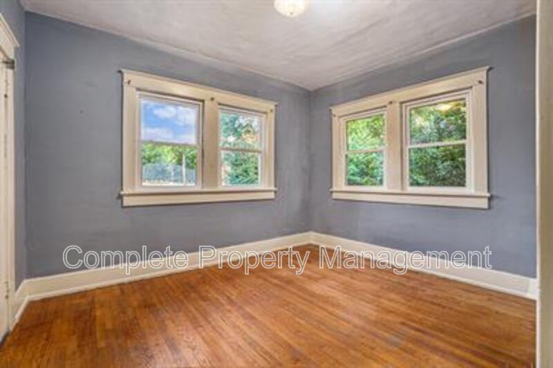 728 41st St - Photo 4 of 10