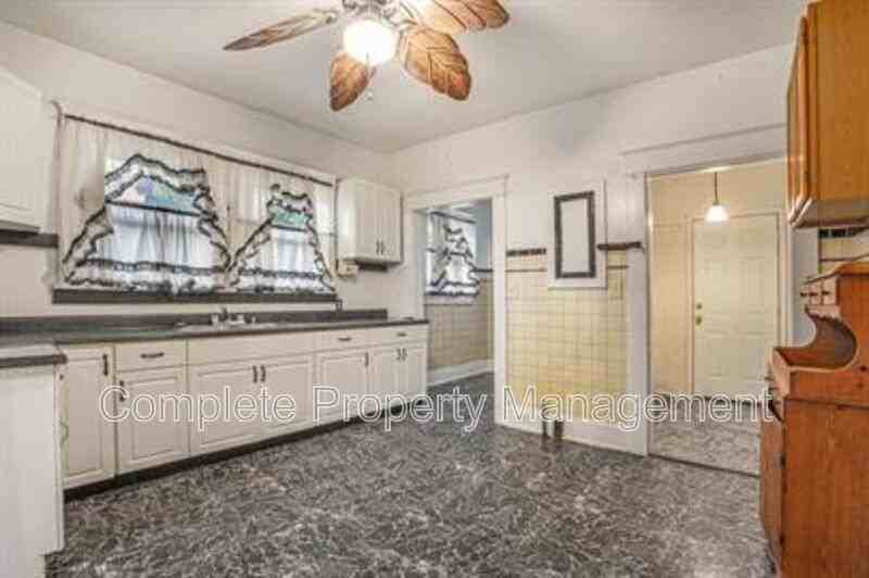 728 41st St - Photo 5 of 10