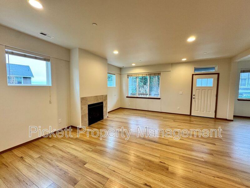 2402 Seringa Ave - Photo 4 of 23