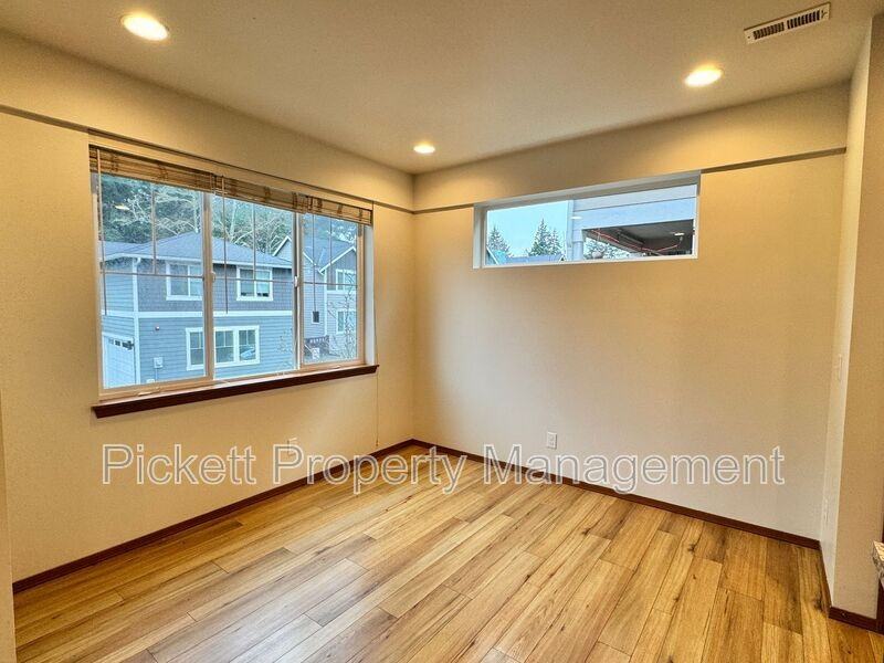 2402 Seringa Ave - Photo 6 of 23