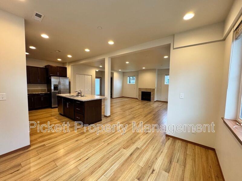 2402 Seringa Ave - Photo 7 of 23