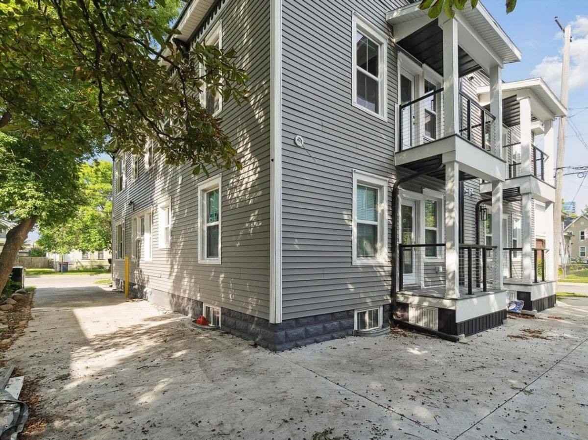 800 Douglas St Nw #B - Photo 2 of 10