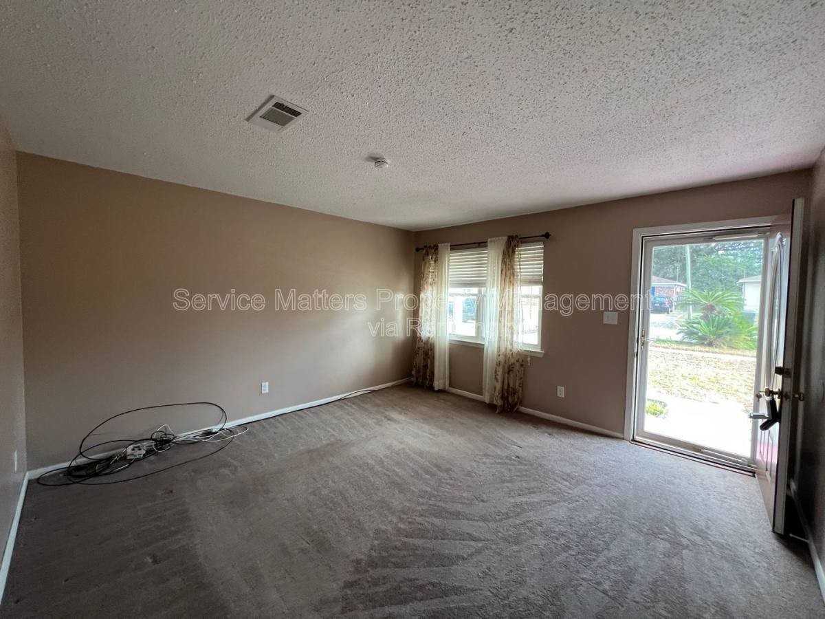 3227 Fresno Ave - Photo 4 of 10