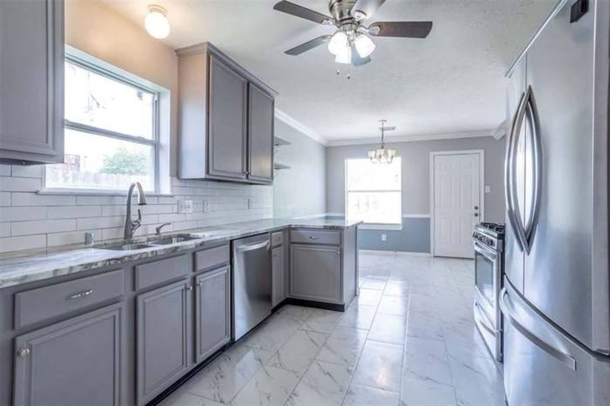 221 Armand Bay Dr - Photo 7 of 10