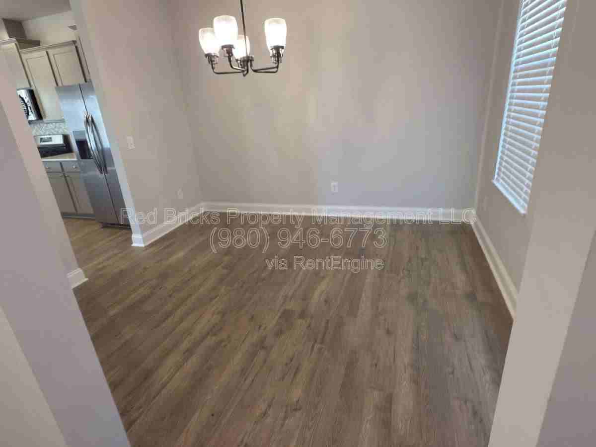 1415 Black Walnut St - Photo 3 of 10