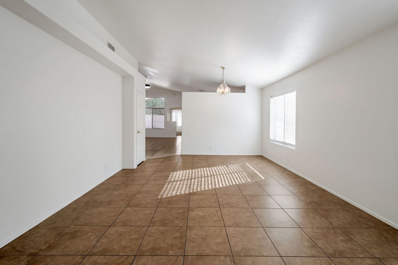 295 N Hudson Pl - Photo 2 of 15