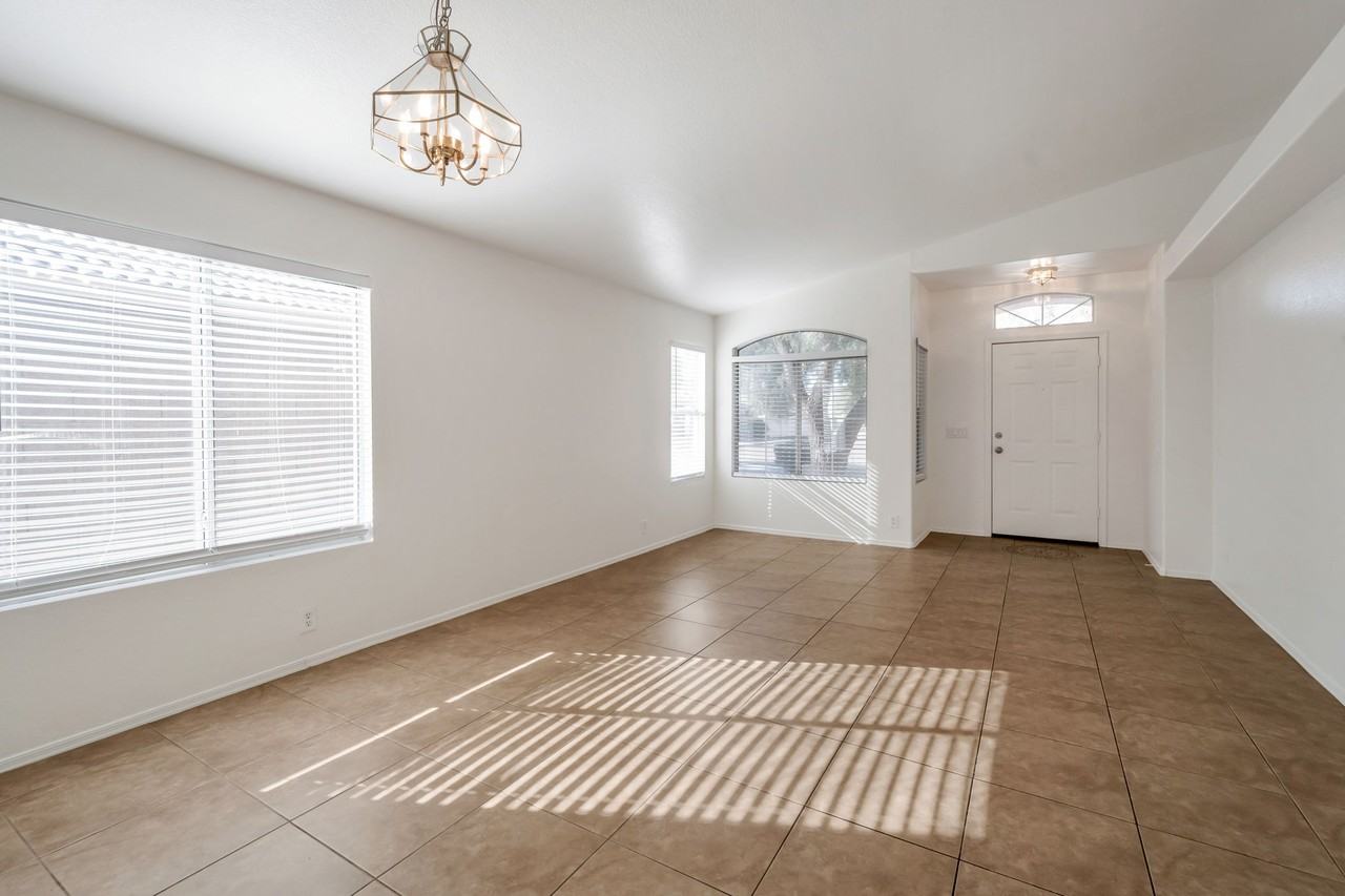 295 N Hudson Pl - Photo 3 of 15