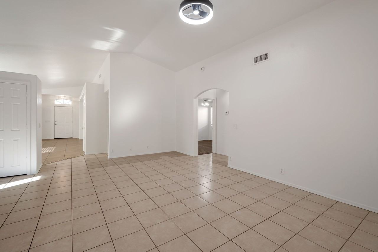 295 N Hudson Pl - Photo 4 of 15