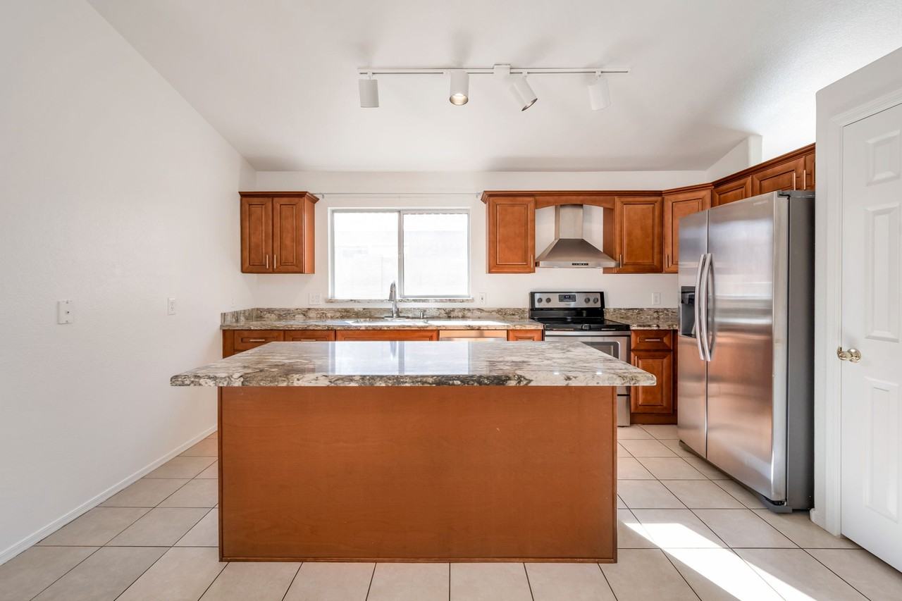 295 N Hudson Pl - Photo 6 of 15