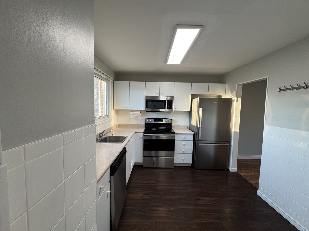 5521 Coronation Ave - Photo 4 of 45