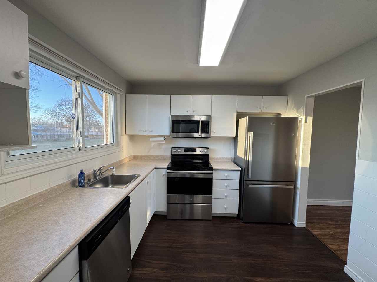 5521 Coronation Ave - Photo 5 of 45