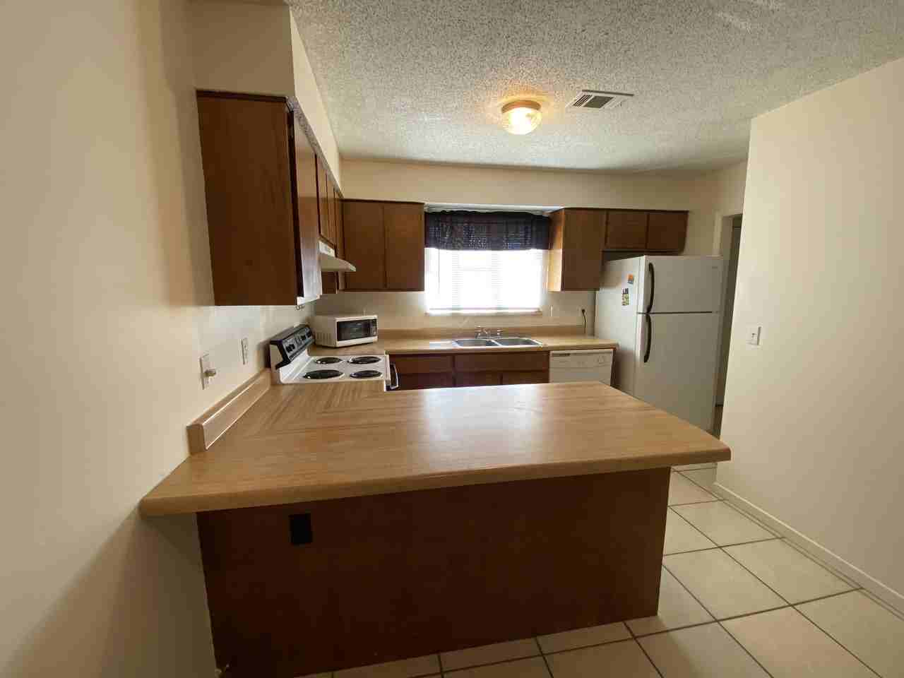 230 Oxford Ct - Photo 2 of 17