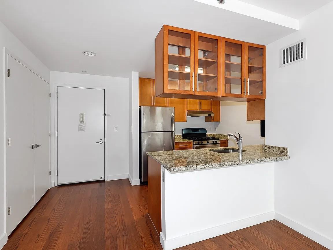 4022 College Point Blvd - Photo 2 of 9