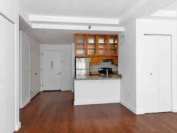 4022 College Point Blvd - Photo 4 of 9