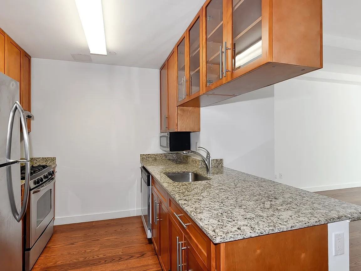 4022 College Point Blvd - Photo 5 of 9