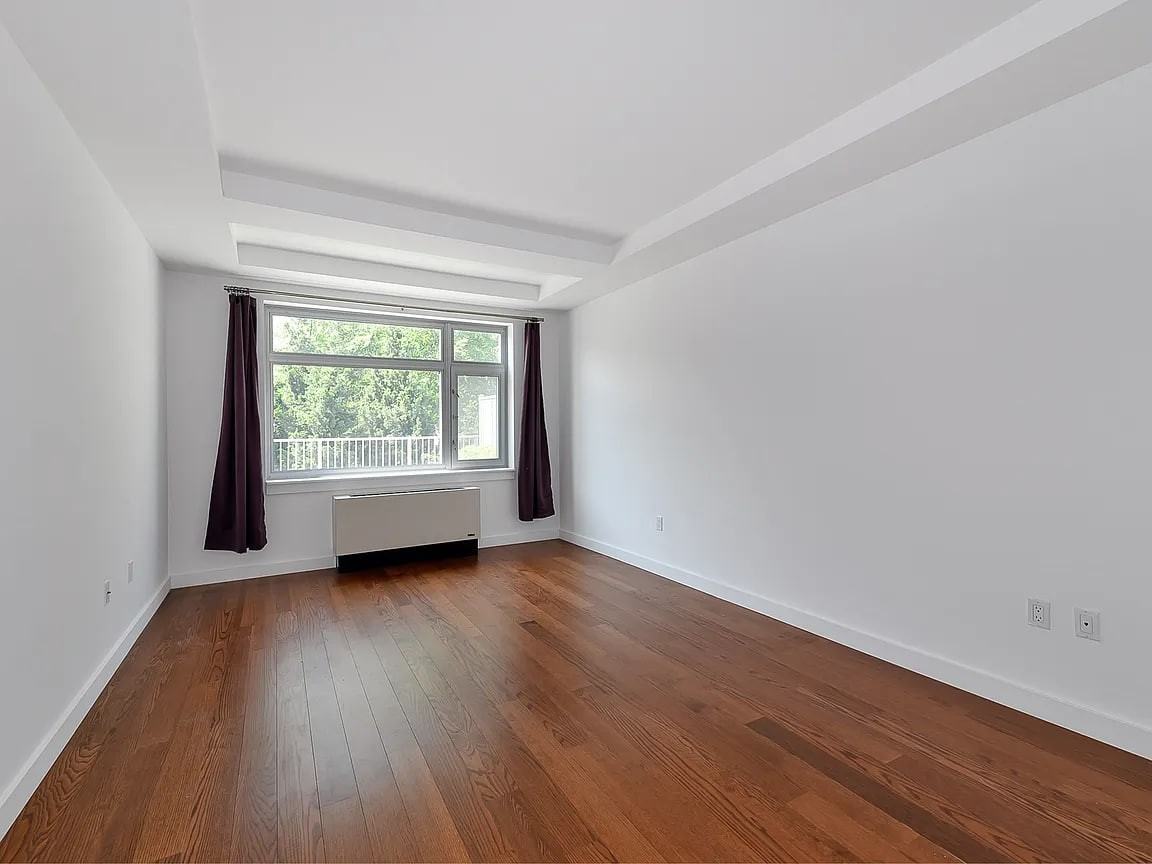 4022 College Point Blvd - Photo 7 of 9