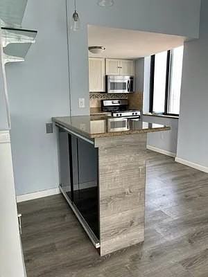 403 E 62Nd St - Photo 3 of 11