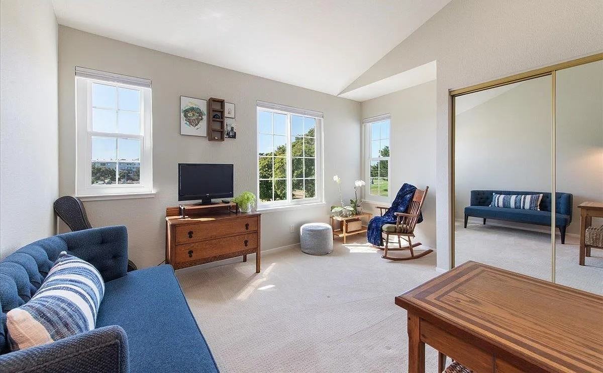 609 Commodore Dr - Photo 3 of 20