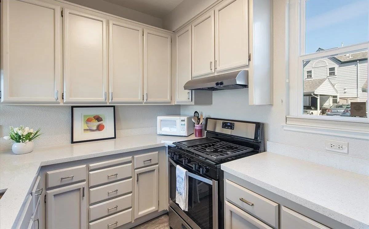 609 Commodore Dr - Photo 4 of 20