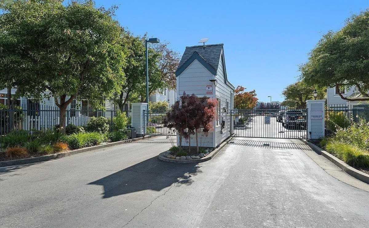 609 Commodore Dr - Photo 6 of 20