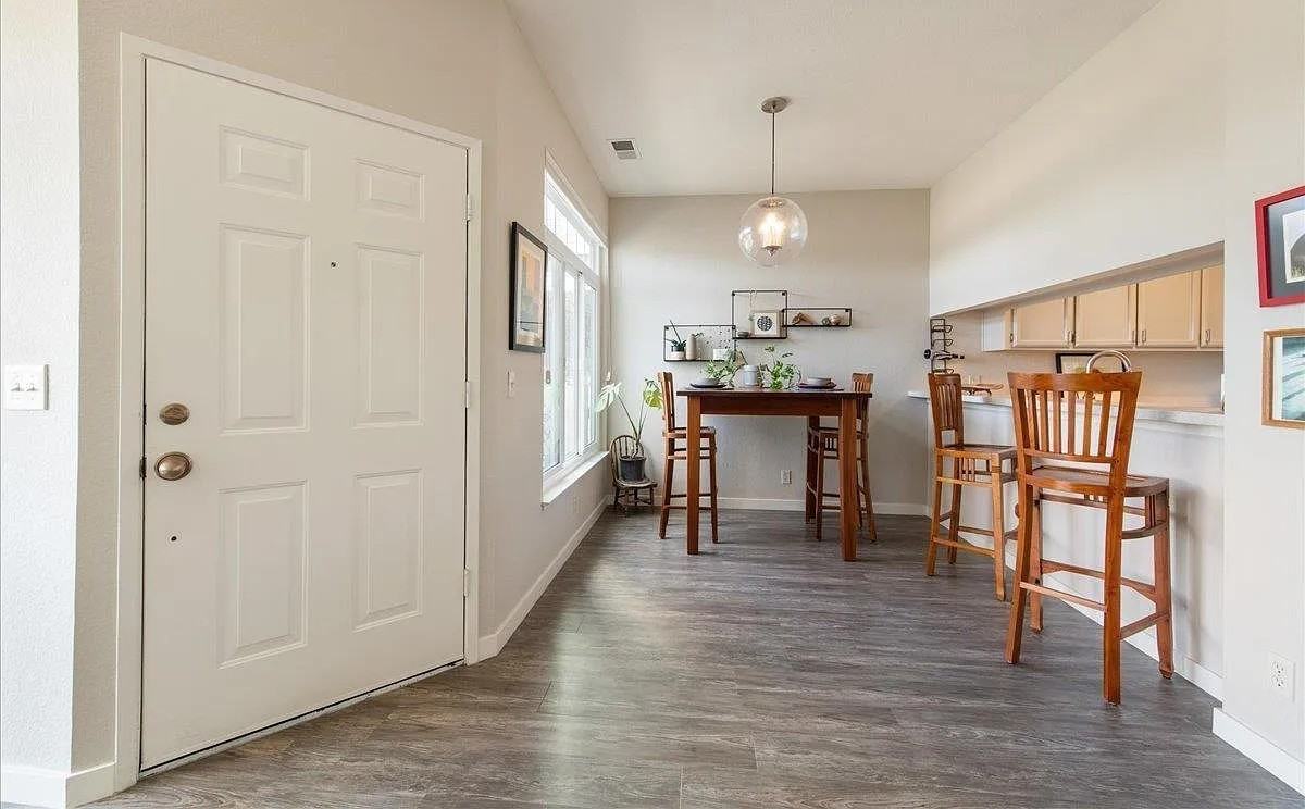 609 Commodore Dr - Photo 7 of 20