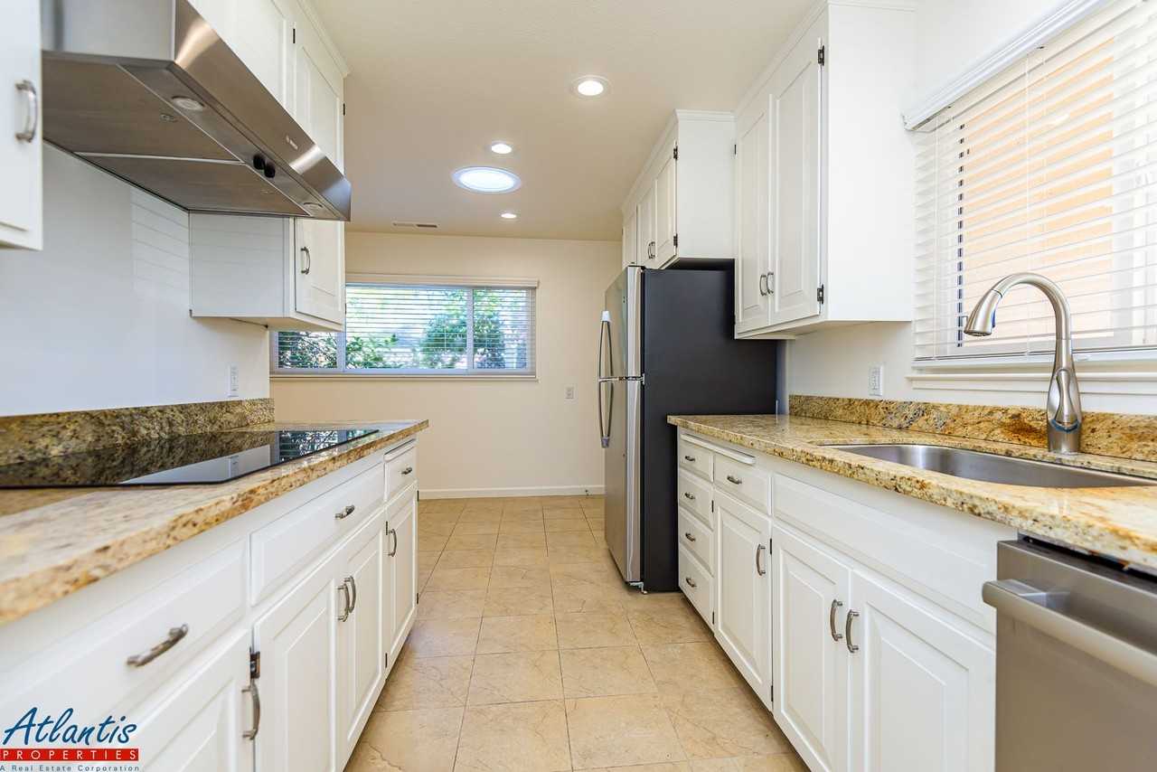 1060 Rose Ave - Photo 6 of 21