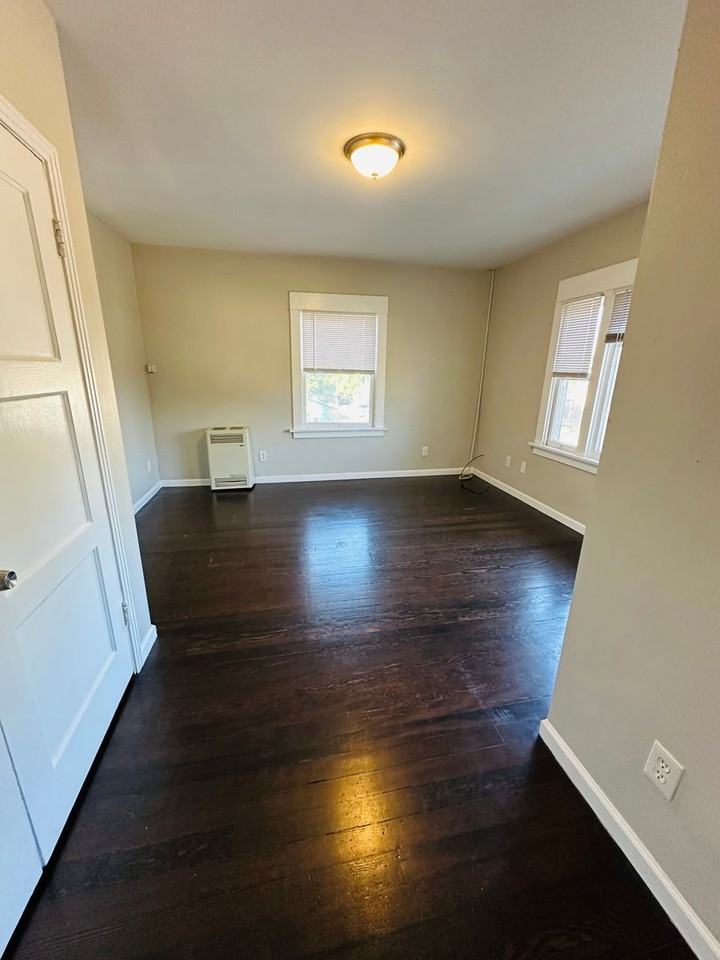 1102 E 1st St - Photo 3 of 10