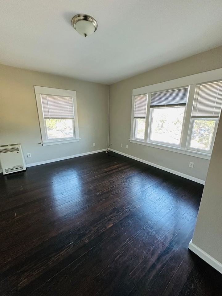 1102 E 1st St - Photo 4 of 10