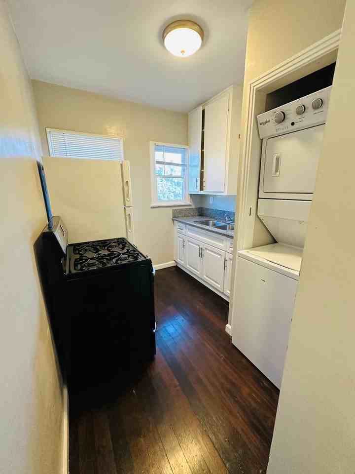 1102 E 1st St - Photo 6 of 10