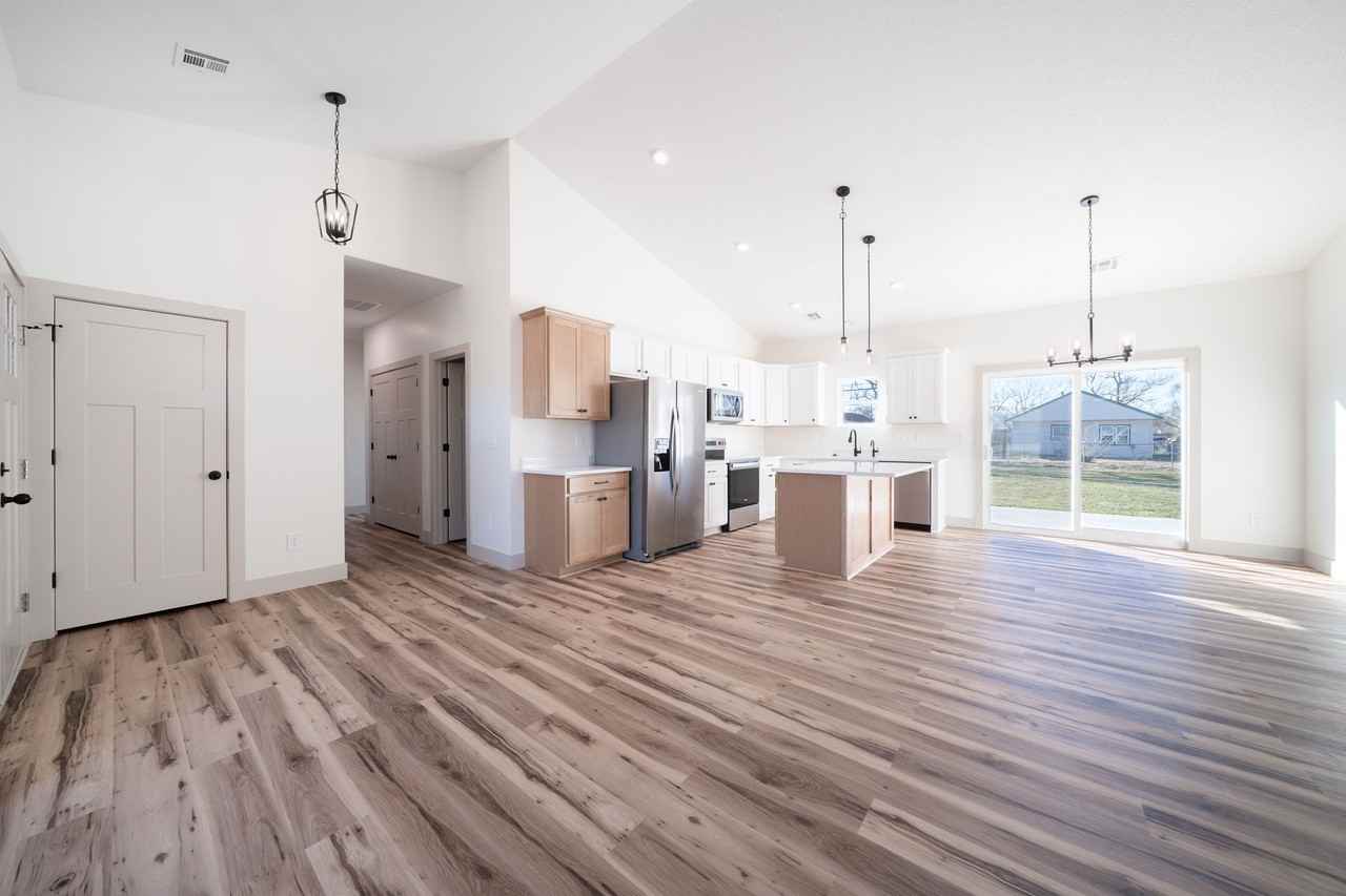 753 N Gilda St #NA - Photo 3 of 27