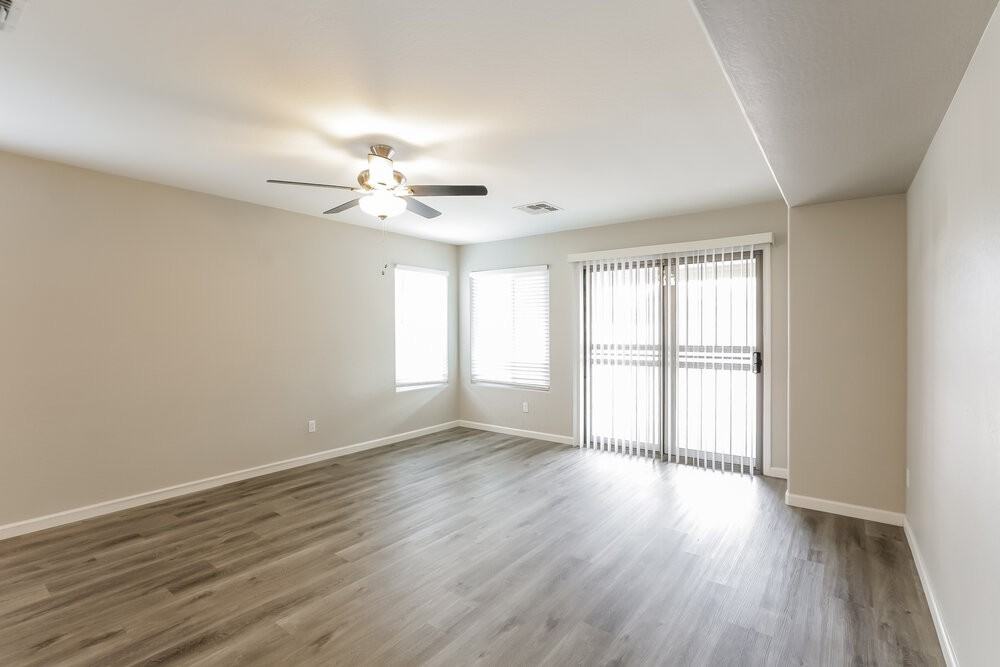 3528 W Glass Ln - Photo 3 of 16