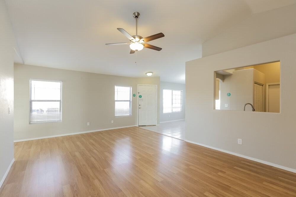 13177 W Desert Ln - Photo 3 of 16